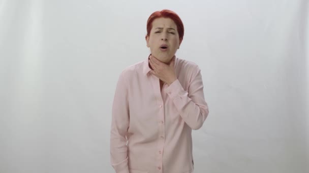 Potret Karakter Seorang Wanita Muda Dengan Sakit Tenggorokan Rasa Sakit — Stok Video