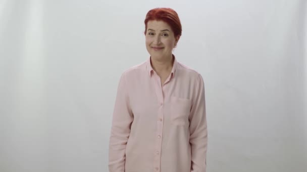 Hej Pojď Sem Hej Šťastná Mladá Žena Nadšeně Usmívá Ukazuje — Stock video