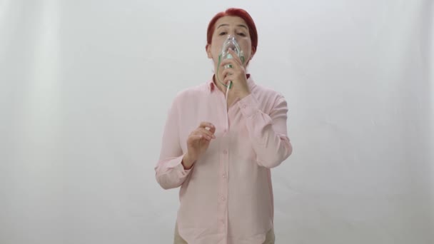 Μια Γυναίκα Που Κρατάει Ένα Μασκοφόρο Νεφελοποιητή Εισπνέει Φάρμακο Καπνού — Αρχείο Βίντεο