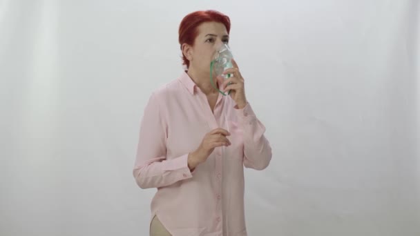 Μια Γυναίκα Που Κρατάει Ένα Μασκοφόρο Νεφελοποιητή Εισπνέει Φάρμακο Καπνού — Αρχείο Βίντεο
