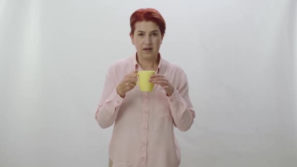 Retrato Carácter Una Joven Bebiendo Una Taza Café Negro Verde — Vídeos de Stock