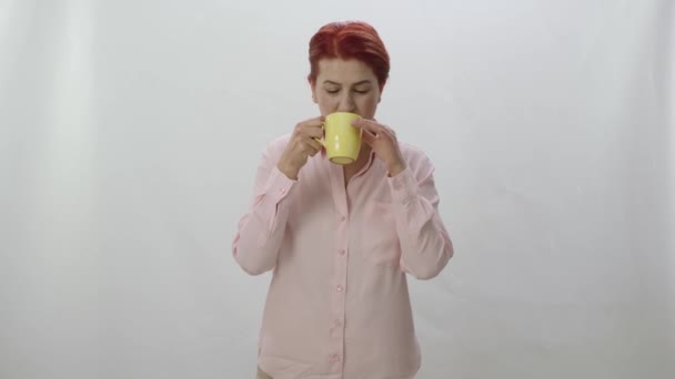 コーヒー 黒または緑のお茶を飲む若い女性の文字の肖像画 若い健康的なお茶やコーヒーの女性の匂い 白の背景に隔離された飲酒と笑顔 — ストック動画