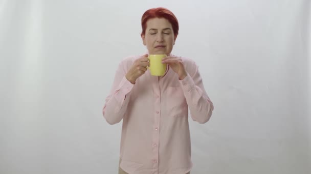 Karakterportret Van Een Jonge Vrouw Die Een Kopje Koffie Zwarte — Stockvideo