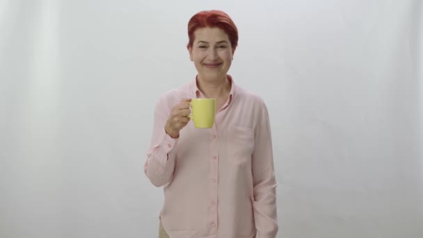 コーヒー 黒または緑のお茶を飲む若い女性の文字の肖像画 若い健康的なお茶やコーヒーの女性の匂い 白の背景に隔離された飲酒と笑顔 — ストック動画