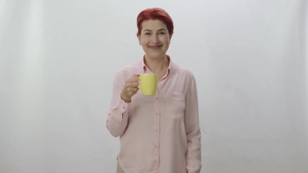 Retrato Carácter Una Joven Bebiendo Una Taza Café Negro Verde — Vídeo de stock