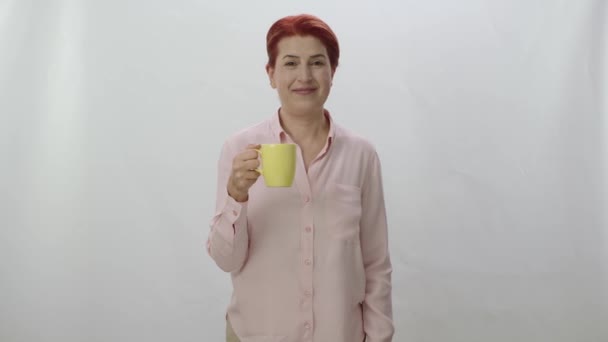 Carattere Ritratto Una Giovane Donna Che Beve Una Tazza Caffè — Video Stock