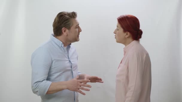 Egy Család Akik Harcolnak Gondjaik Vannak Házasságukkal Férfi Kiabál Feleségével — Stock videók