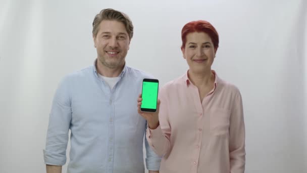 Una Pareja Sostiene Teléfono Inteligente Con Una Pantalla Verde Sobre — Vídeos de Stock
