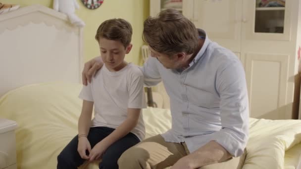 Pai Conforta Seu Filho Que Tem Problemas Escola Vida Social — Vídeo de Stock