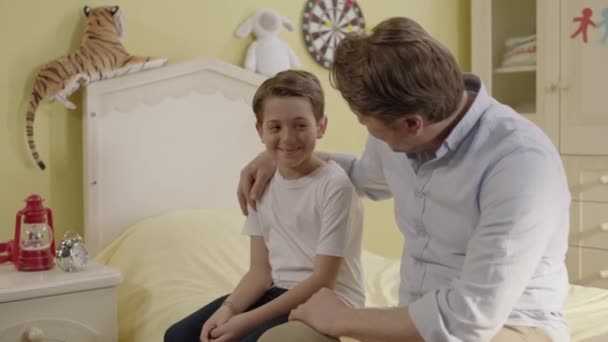 Baba Okul Sosyal Hayatında Sorunları Olan Oğlunu Rahatlatır Onunla Konuşur — Stok video