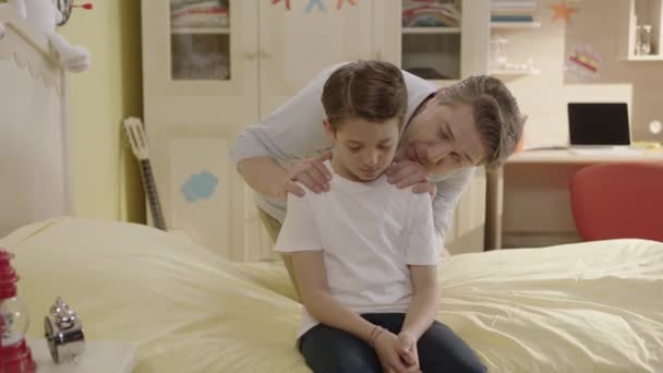 Otec Utěšuje Jejího Malého Syna Který Problémy Školním Společenském Životě — Stock video