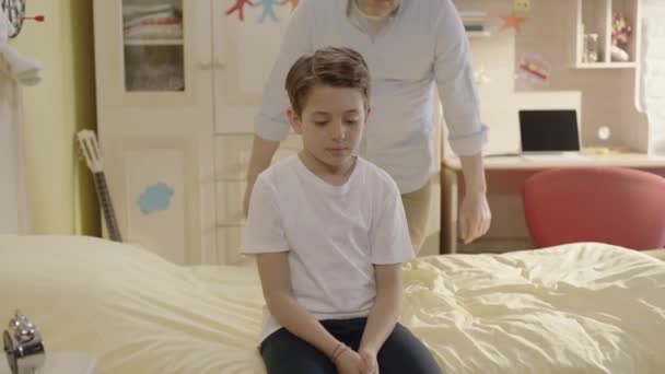 Der Vater Tröstet Ihren Kleinen Sohn Der Probleme Der Schule — Stockvideo