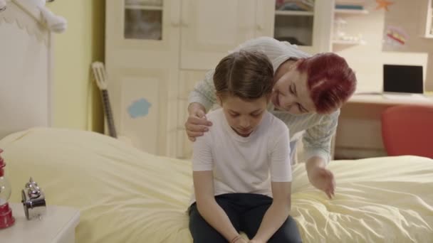 Matka Utěšuje Svého Malého Syna Který Problémy Školním Společenském Životě — Stock video