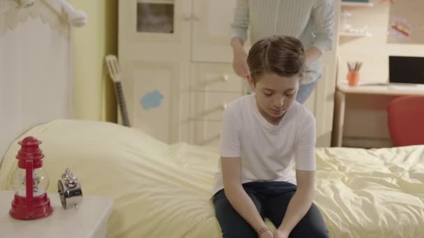 Anne Okul Sosyal Hayatında Sorunları Olan Oğlunu Rahatlatıyor Onunla Konuşuyor — Stok video