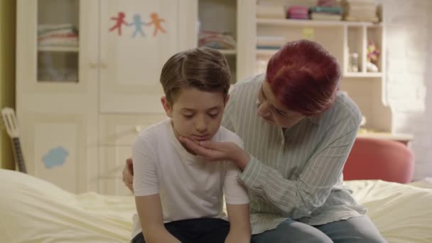Mère Réconforte Son Jeune Fils Qui Des Problèmes École Dans — Video