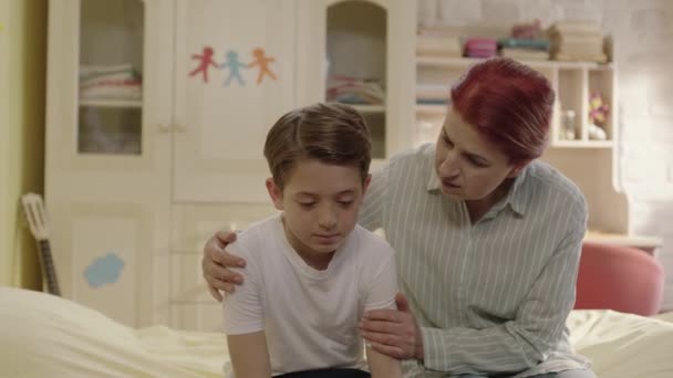 Matka Utěšuje Svého Malého Syna Který Problémy Školním Společenském Životě — Stock video