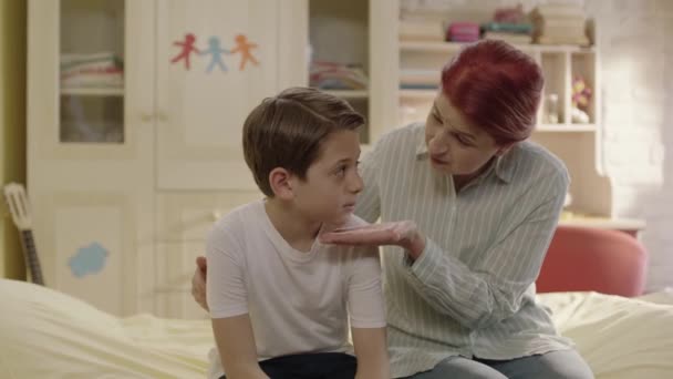 Мама Втішає Свого Маленького Сина Який Має Проблеми Школі Суспільному — стокове відео