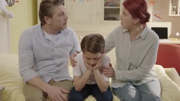 Kleine Jongen Ligt Bed Praat Met Zijn Familie Zijn Problemen — Stockvideo