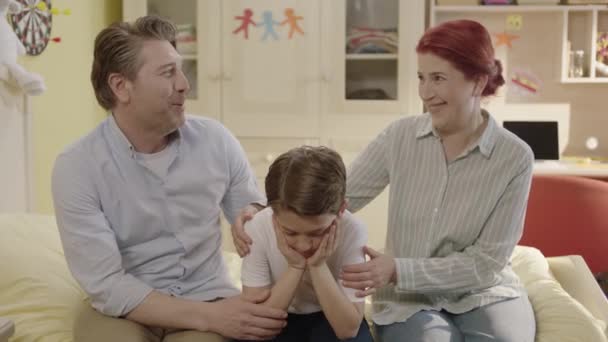 Kleine Jongen Ligt Bed Praat Met Zijn Familie Zijn Problemen — Stockvideo
