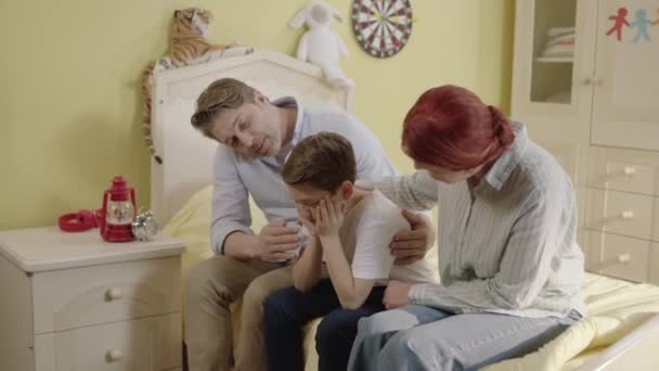 Chłopiec Jest Łóżku Rozmawia Rodziną Swoich Problemach Szkole Lub Życiu — Wideo stockowe