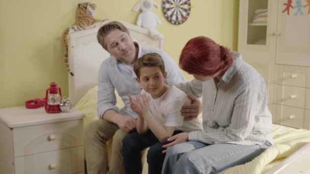 Der Kleine Junge Liegt Bett Und Spricht Mit Seiner Familie — Stockvideo