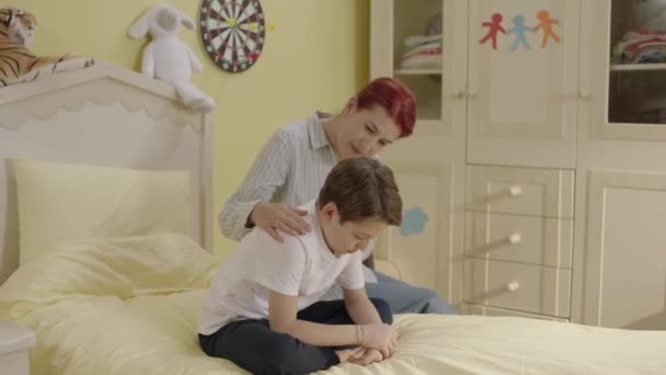 Mãe Conforta Seu Filho Que Tem Problemas Vida Escolar Social — Vídeo de Stock