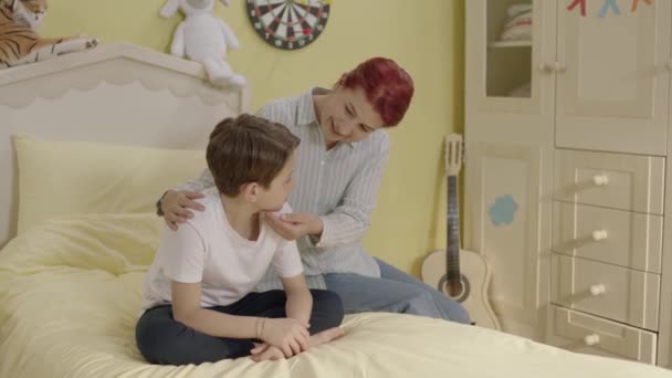 Mama Își Consolează Fiul Care Probleme Școală Viața Socială Își — Videoclip de stoc
