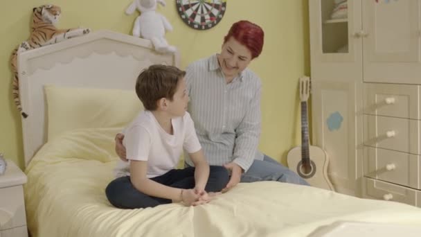 Moeder Troost Haar Jonge Zoon Die Problemen Heeft School Het — Stockvideo
