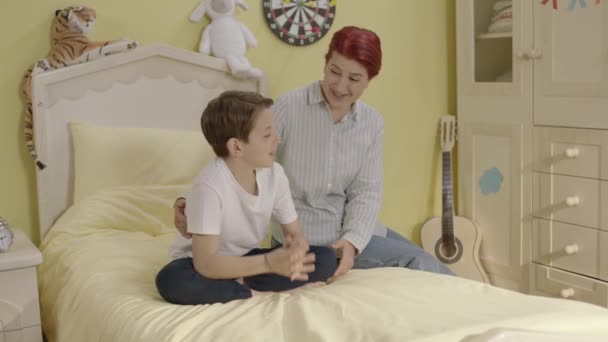 Mãe Conforta Seu Filho Que Tem Problemas Vida Escolar Social — Vídeo de Stock