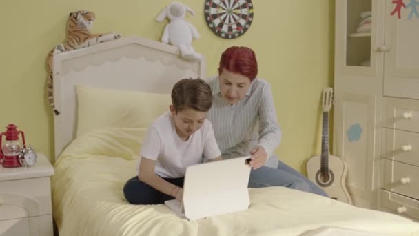 Anne Internette Çok Fazla Zaman Geçirdiği Için Oğluna Kızgın Bilgisayarını — Stok video
