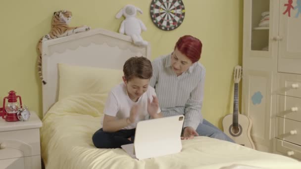 어머니는 인터넷 게임에 시간을 보내는 아들에게서 컴퓨터를 내려고 어린이들의 미디어 — 비디오