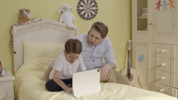 Pai Está Com Raiva Seu Filho Por Passar Muito Tempo — Vídeo de Stock