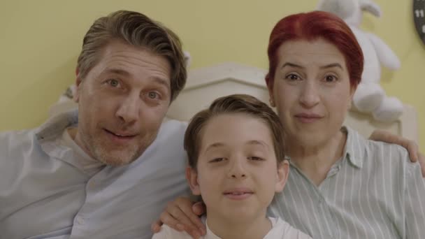 Video Šťastně Usmívající Mámy Táty Jak Dělají Selfie Nebo Video — Stock video