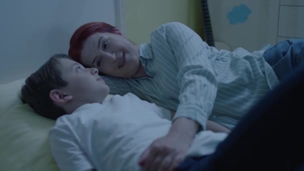 Představte Veselou Matku Ležící Posteli Malým Synem Mladá Matka Chlapec — Stock video