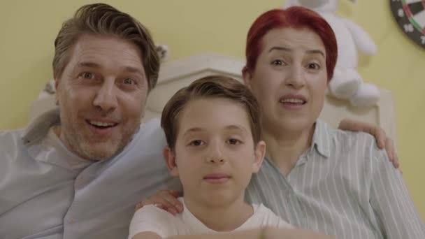 Vídeo Mãe Pai Sorridentes Felizes Fazendo Selfie Videochamada Com Seus — Vídeo de Stock