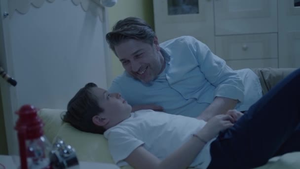 Bilden Glad Far Som Ligger Sängen Med Lille Son Unge — Stockvideo