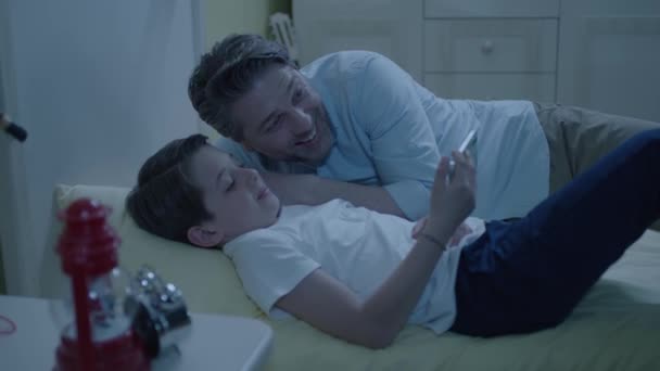 Bilden Glad Far Som Ligger Sängen Med Lille Son Unge — Stockvideo