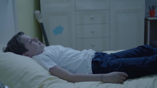 Непослушный Маленький Мальчик Прыгает Кровать Своей Комнате Расстроенный Злой Бьет — стоковое видео