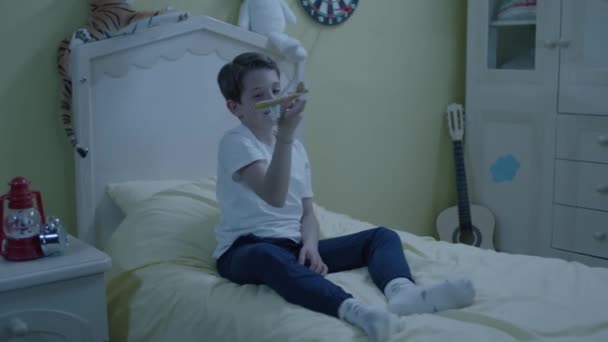 Kärleksfull Pojke Som Älskar Att Leka Med Ett Modellflygplan Sängen — Stockvideo