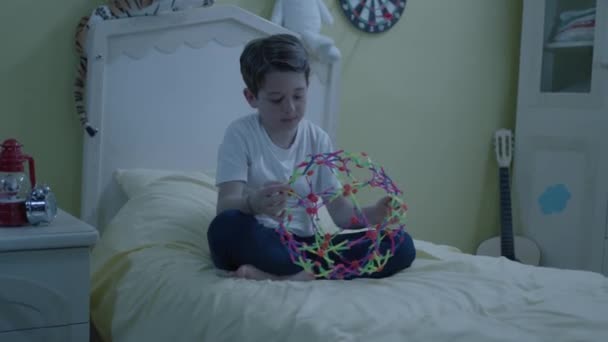 Rapazinho Jogar Jogos Cerebrais Cama Quarto Uma Criança Brincar Com — Vídeo de Stock