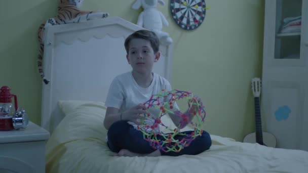 Rapazinho Jogar Jogos Cerebrais Cama Quarto Uma Criança Brincar Com — Vídeo de Stock