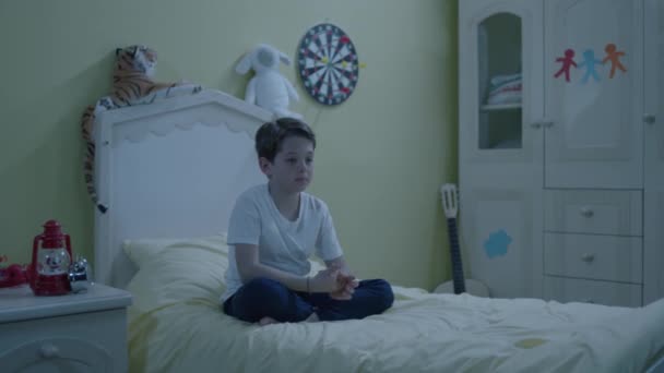 Criança Sentada Cama Pijama Não Consegue Dormir Por Causa Emoção — Vídeo de Stock