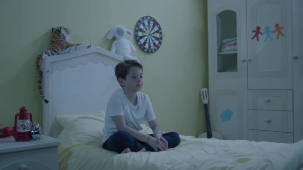 Pijamalarıyla Yatakta Oturan Çocuk Ertesi Günün Heyecanı Yüzünden Uyuyamıyor Çocuk — Stok video