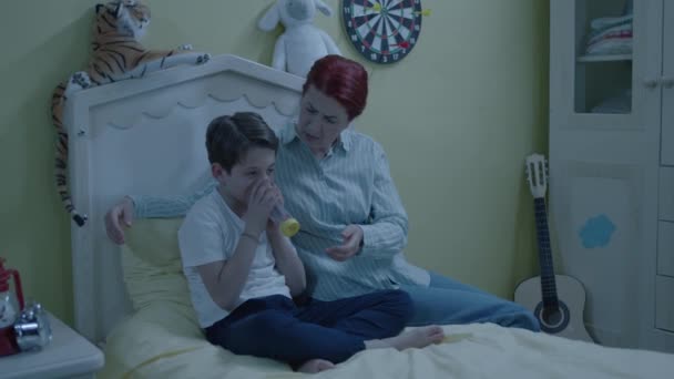 Chłopiec Krótki Oddech Łóżku Wdycha Leki Dymne Płuc Matka Domu — Wideo stockowe