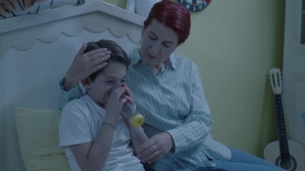 대에서 떡이며 폐속으로 들이마시고 엄마는 천식에 인공호흡기 마스크 산소마스크를 사용하여 — 비디오