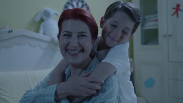 Portrét Chlapce Který Láskyplně Objímá Svou Matku Dítě Objímá Svou — Stock video