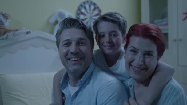 Vídeo Menino Fazendo Selfie Videochamada Com Família Sorridente Feliz Seu — Vídeo de Stock