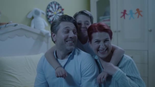 Video Niño Haciendo Selfie Videollamada Con Familia Sonriente Feliz Habitación — Vídeos de Stock