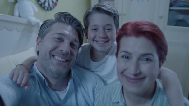 Vídeo Menino Fazendo Selfie Videochamada Com Família Sorridente Feliz Seu — Vídeo de Stock