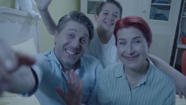 Video Van Een Kleine Jongen Die Selfie Videogesprek Maakt Met — Stockvideo